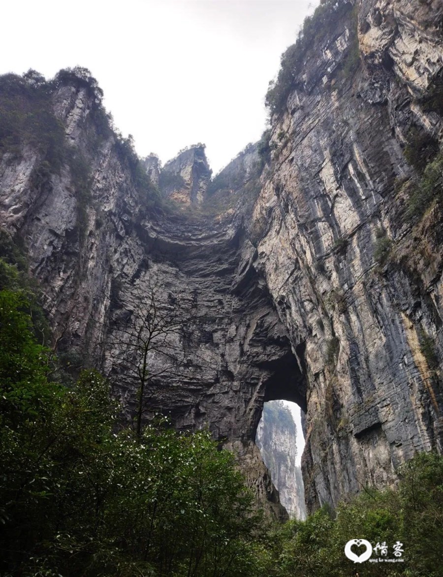 站在天生三桥的悬崖玻璃眺望台上，远观群山巍峨，云卷云舒，人如蝼蚁，恍惚之间犹如天上人间。