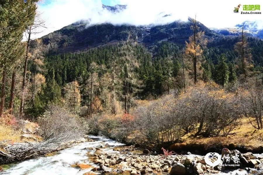 但这里的风光却不输川西的任何一个地方的风光倒影雪山的磐羊湖、艳过艳阳的红石滩，还是风情万种的冰川瀑布，每一个都让你惊艳！