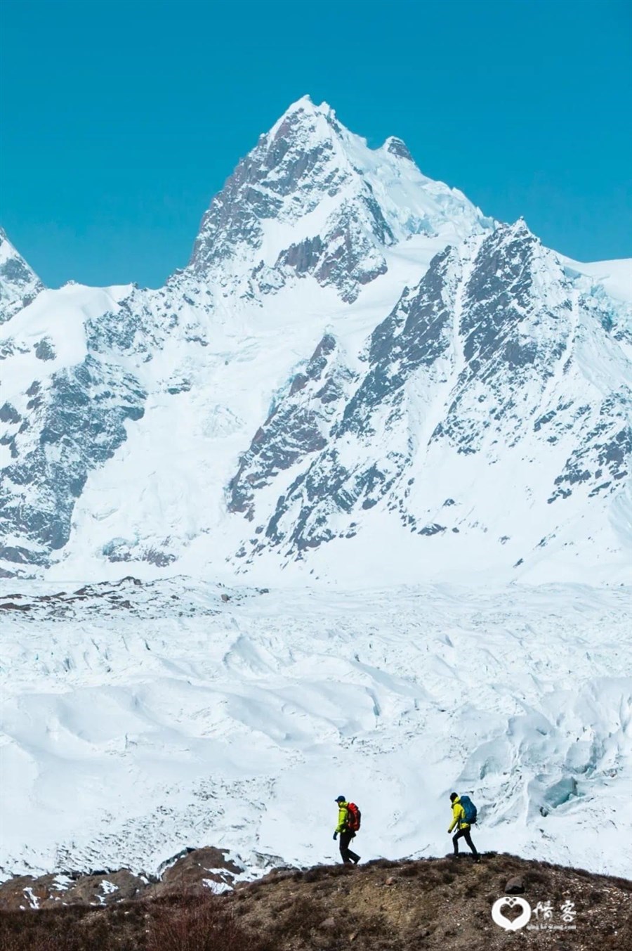 ▲ 八宿县来古冰川的雪山。图/《康巴腹地》，摄影/李珩