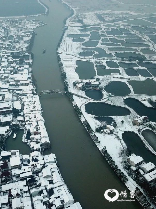 浙江湖州南浔，雪后的民居与桑基鱼塘