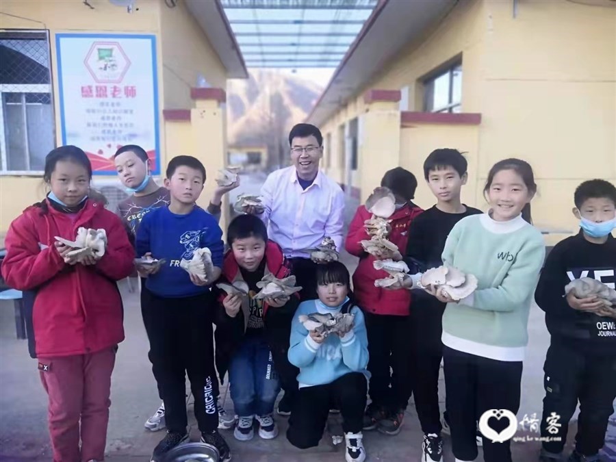 12月，岭后小学劳动实践课，陈文水带孩子们观察蘑菇的生长习性。受访者供图