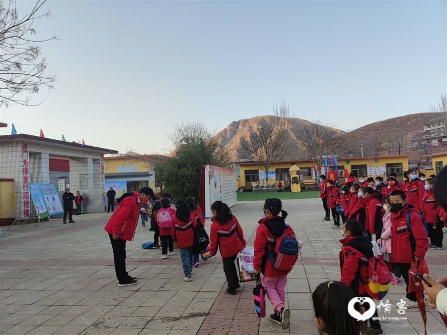 11月26日，岭后小学放学，陈文水和孩子们鞠躬道别。新京报记者 郭懿萌 摄